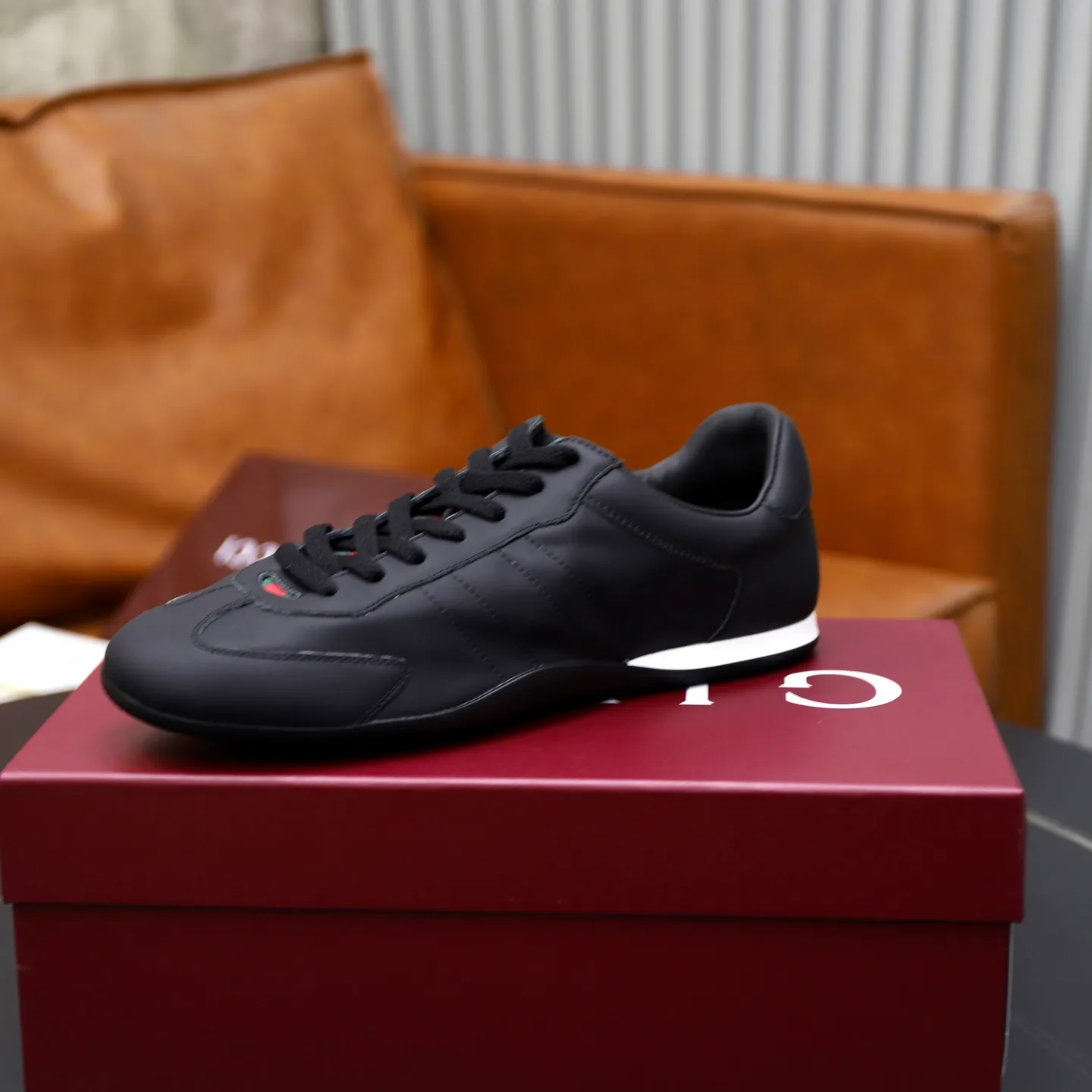 Ex-factory price: 580💰💰Gucci Shift series couple's sports shoes ❗❗ The Gucci Shift series is newly launched, with a lightweight design that reinterprets sports style. The neat silhouette adds a sense of freedom and exudes sophistication when moving. The webbing detail runs like an endless ribbon throughout the design, and the side seam details add a finishing touch. ❗Original development ❗Washed effect cowhide upper ❗Two-color Tpu outsole ❗Size: Female 35-41 Male 39-45